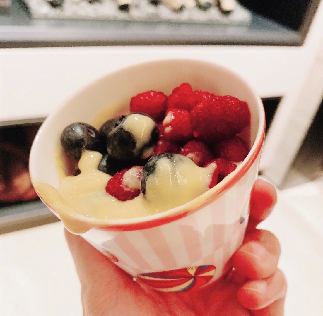 张若昀用美食滤镜自拍，其粉丝对他有何评价？