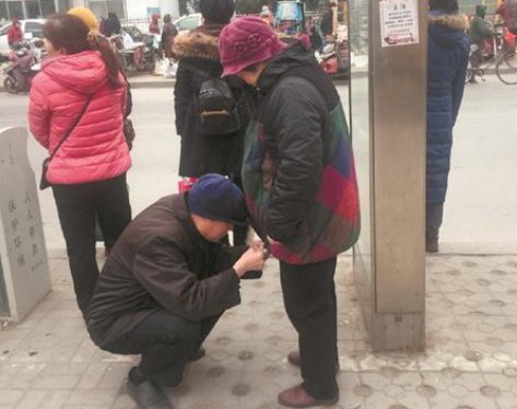 赵露思的助理跪在地上帮她拉衣服拉链引热议，当明星助理有多辛苦？