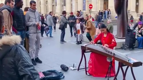 美国街头惊现“嫦娥仙子”，路人纷纷驻足欣赏，国外的嫦娥仙子长什么样？