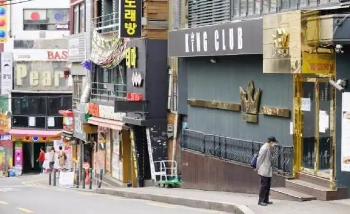 梨泰院亲历者称有夜店老板见死不救拒开门，你认为这个门到底该不该开？