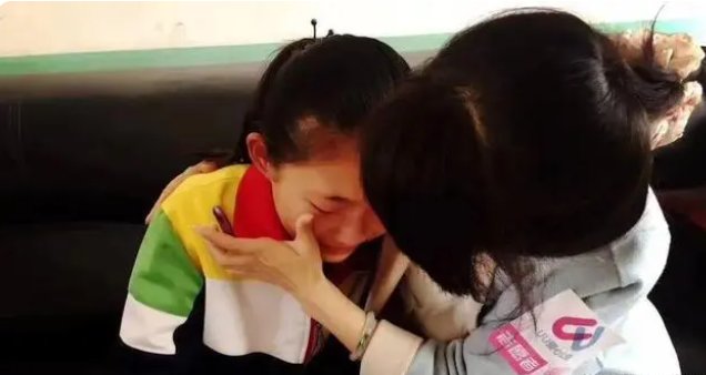 支教老师背着6000片卫生巾上大山，大山里的孩子们能否现实卫生巾自由？