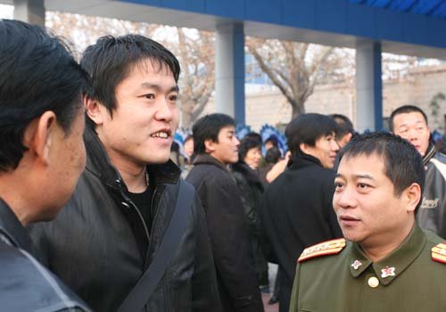 乒乓名将王涛本事少将军衔。但今日看新闻,在授予刘国梁大校军衔时,王涛为何身穿大校军装。