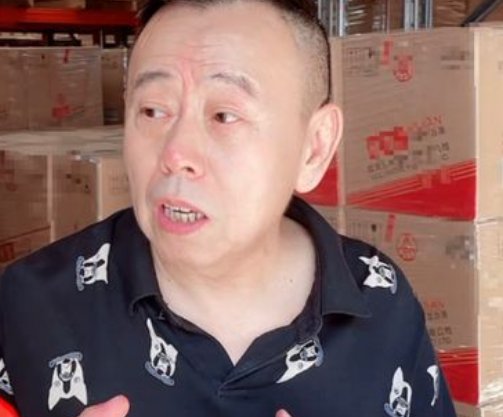 潘长江直播卖酒惹争议，无视反诈警官连麦，网友直呼目无法纪，你怎么看？