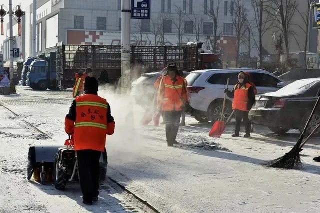 大庆一男子扫雪身亡，系为帮保洁员妻子减负，谁该为此事负责？