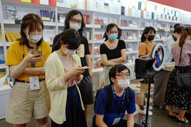 北大女硕士辞去互联网高管转行卖书，是什么原因影响了她？