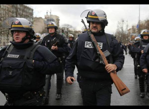 一周内5名警察自杀，今年已发生44起，法国警察为何心理素质如此之差？