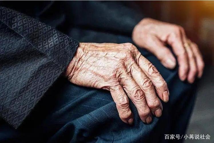 请问父母离婚法院把我判决给爸爸，以后还有义务赡养母亲吗？