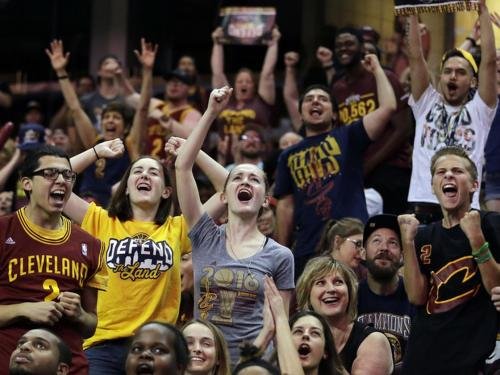 CBA赛场球迷互殴，双双遭行拘，对此你怎么看？