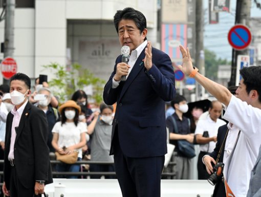 安倍遭枪击后，工作人员大喊求助路人，安保人员当时干什么去了？