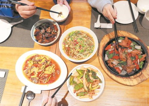 山东一男子吃席反复夹菜又放下，怎样看待这种吃饭习惯？