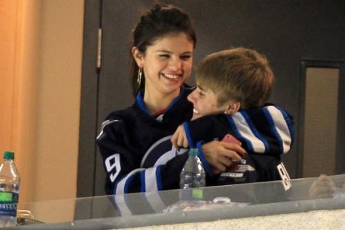 贾斯汀比伯的房子疑似被私生饭闯入真的吗？