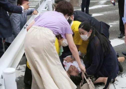 安倍遭枪击后，工作人员大喊求助路人，安保人员当时干什么去了？
