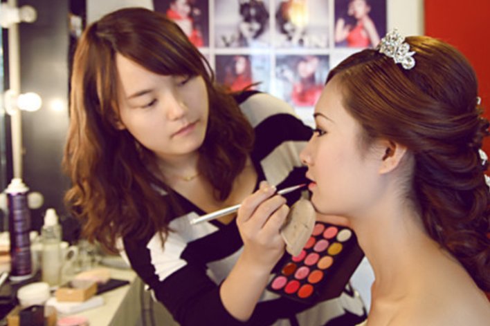 化妆师培训学校怎么找