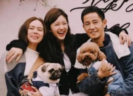 赵露思的助理跪在地上帮她拉衣服拉链引热议，当明星助理有多辛苦？