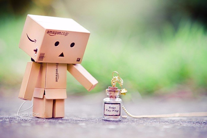 张小盒 背景绿地 低头 忧伤头像 谁有可以发一下吗