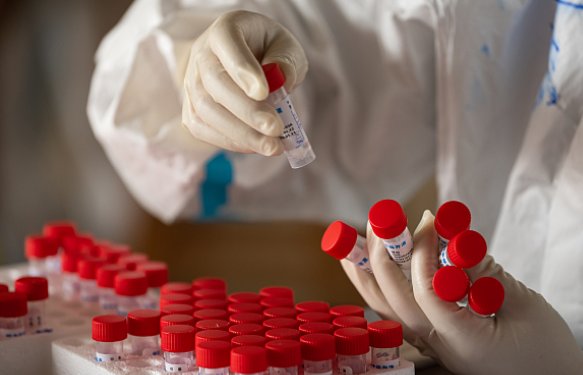 陕西西安发现数名外地返回人员初筛阳性,这些人需要承担什么法律责任?