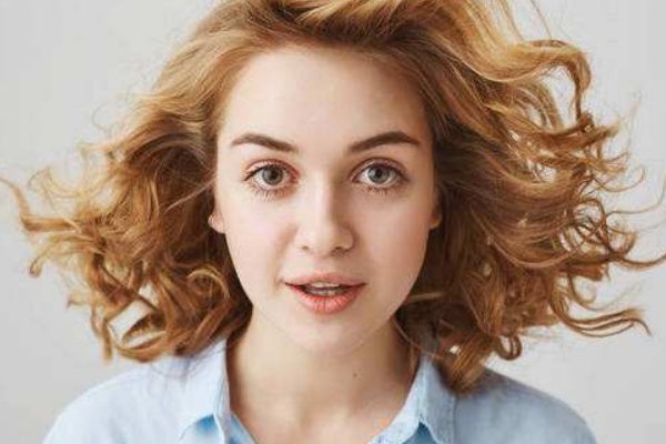 形容女人长发飘逸