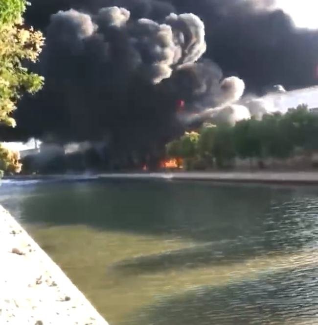 上海一公司原料仓库发生火灾，起火的原因是什么？