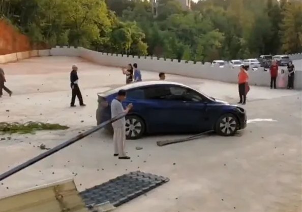 重庆一辆特斯拉撞倒多名路人，致多人死伤，司机将会被如何追责？