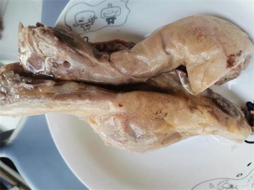 上海的保供生活物资中，盐水鸭存在严重的质量问题，居民食用后有何异常？