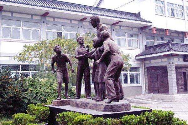 (单选)江苏省淮安市新安小学是哪位教育家创办的?