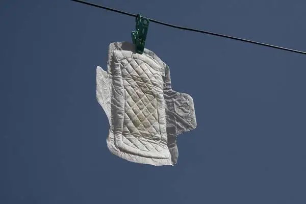 卫生巾不用黑袋子装也没关系，如何看待女性“月经羞耻”？