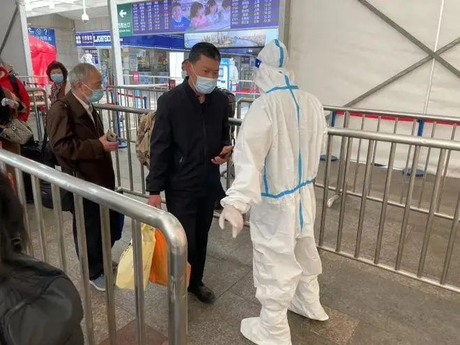 老人因无核酸在车站下跪？官方回应！这件事的真相是怎样的？