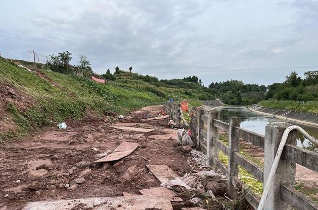 泳池垮塌遇难者父亲:刚下水1分钟,为何会水性的男孩还是不幸遇难了?