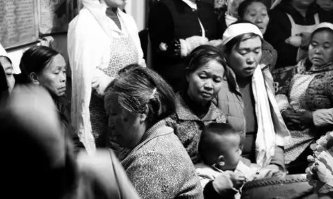 农村老人去世,儿子们强烈要求女儿平摊白事费用,这是否合理?