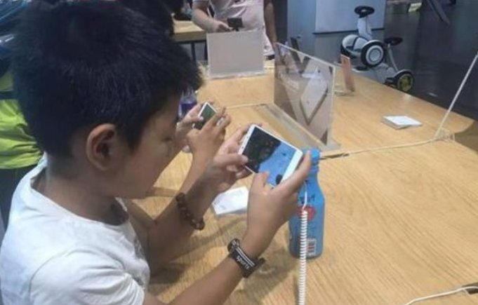 孩子玩手游充值4.8万腾讯科技退九成，到底谁该为未成年玩游戏充值负责？