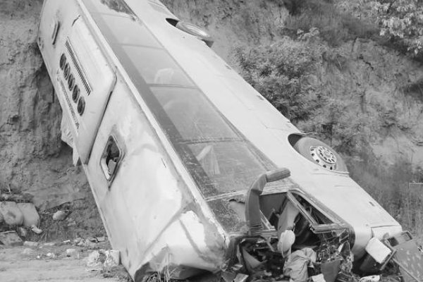 送亡父出殡灵车侧翻9死5伤，3个儿子当场死亡，三个儿媳为何仅剩一人？