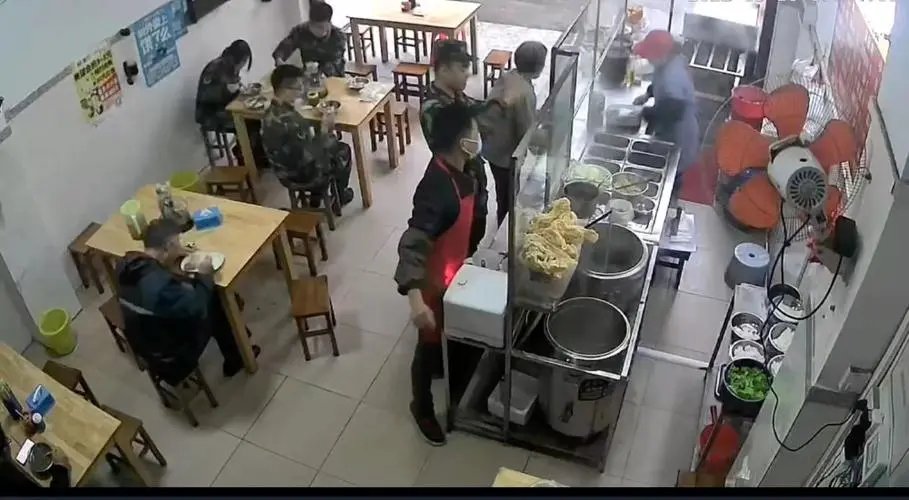 参与坠机救援的兵哥哥吃早餐被老板拒收钱，兵哥哥最后是如何付款成功的？