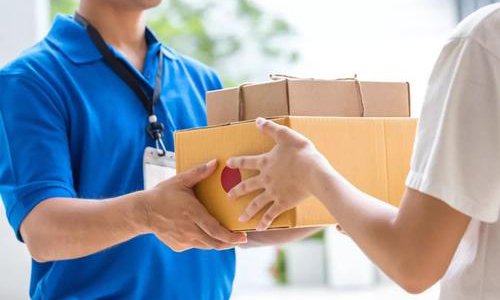 快递员在快递盒子上写诅咒话语，所谓何事？