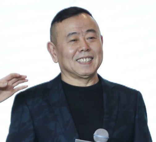 潘长江直播卖酒惹争议，无视反诈警官连麦，网友直呼目无法纪，你怎么看？