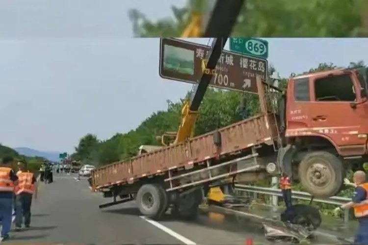 货车与商务车对向相撞，导致3死3伤！货车司机何时能够降速？