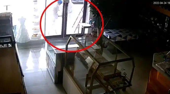 哈尔冰“大白”撬蛋糕店被指盗窃，警方对此做出了怎样的澄清？