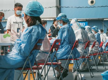 大连调整公共交通运行时间，市民排十余米长队挤公交地铁，当地的疫情如何？