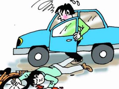 海南一名女子躺马路中间追车拍视频，为了博关注这些人可以多没底线？