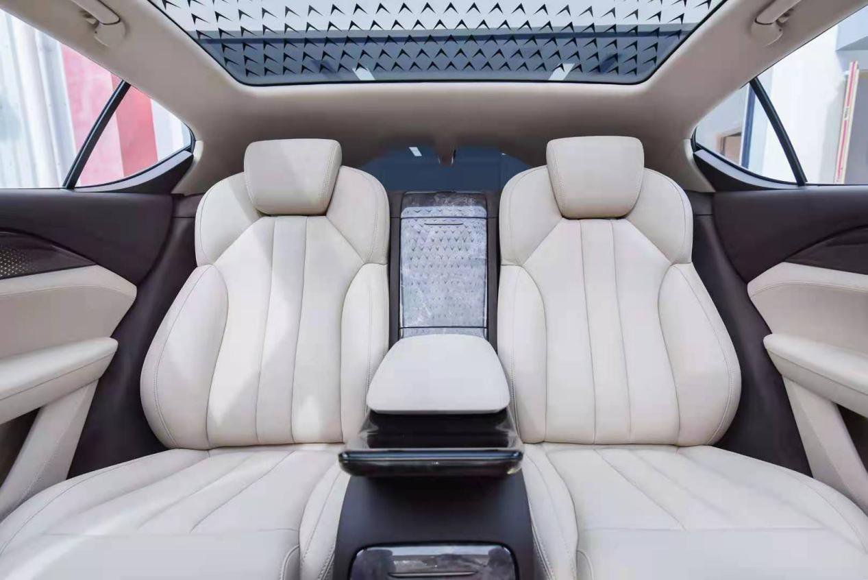 内饰豪华感直逼7系、S级，这台恒驰1你猜得多少钱？