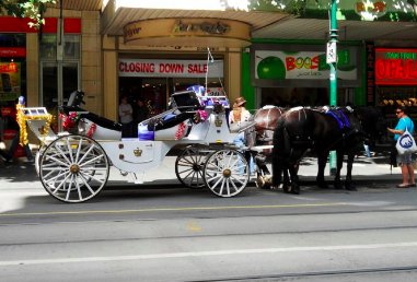 猜一猜：红绿灯最早是为了指挥什么设计的？