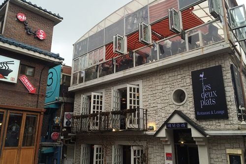 男子路过梨泰院被卷入人群遇难，在此次事故中，遇难者多为哪些人？