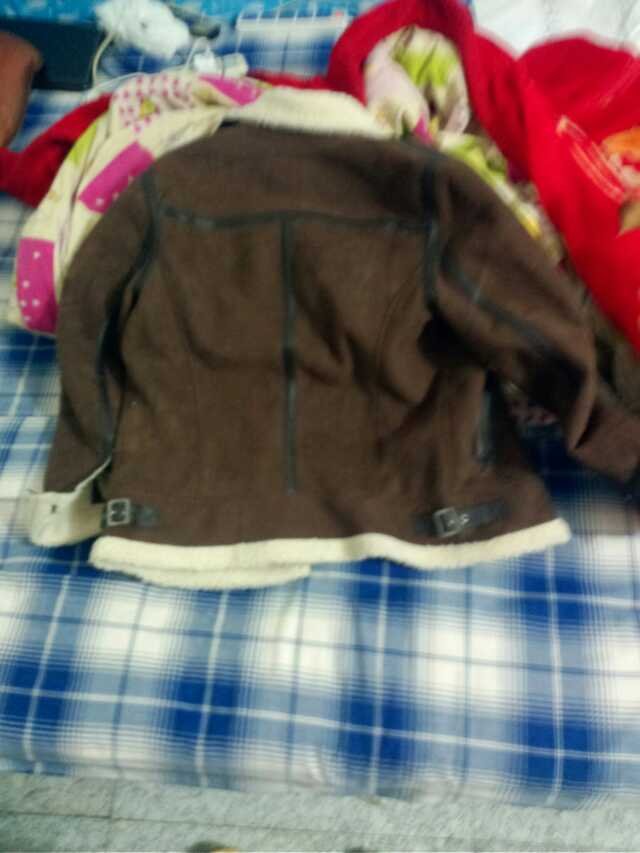 谁知道林志颖在《爸爸去哪儿》20131122期中穿的翻毛夹克是什么牌子的吗？货号多少？