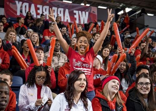 CBA赛场球迷互殴，双双遭行拘，对此你怎么看？