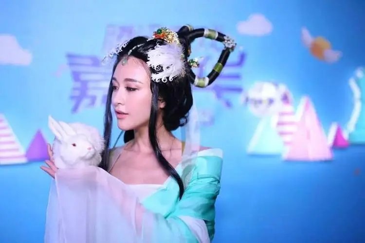 美国街头惊现“嫦娥仙子”，路人纷纷驻足欣赏，国外的嫦娥仙子长什么样？