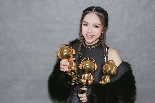 邓紫棋变身最惨打工人，因讨薪问题频繁上热搜，她的讨薪之路为何如此艰难？