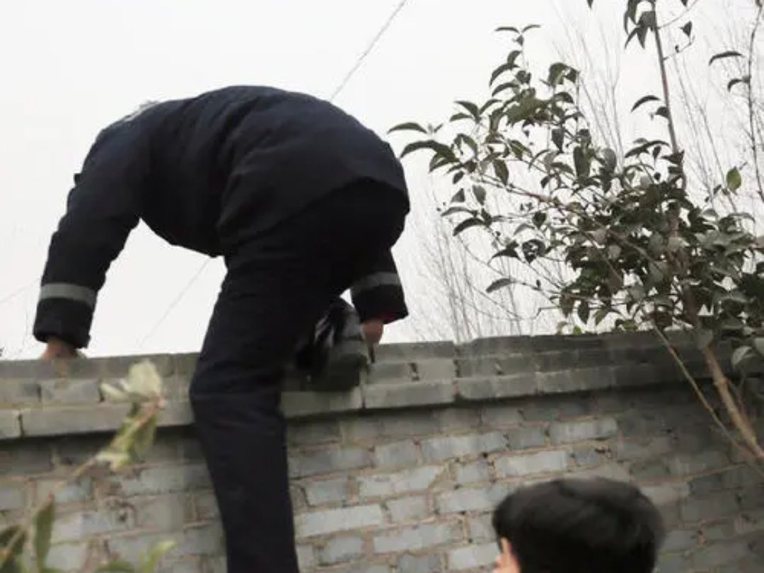 郑州女大学生翻栅栏出校，和墙外保安眼对眼，你经历过这样的社死现场吗？