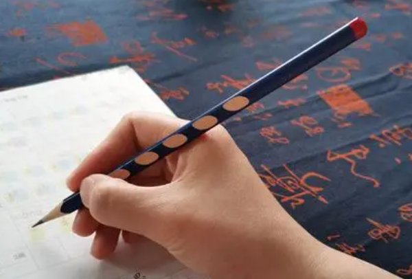 正确的()要靠正确的()来保证