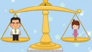 外国一男子遛狗被上海阿姨硬核劝回，疫情下是否该人人平等