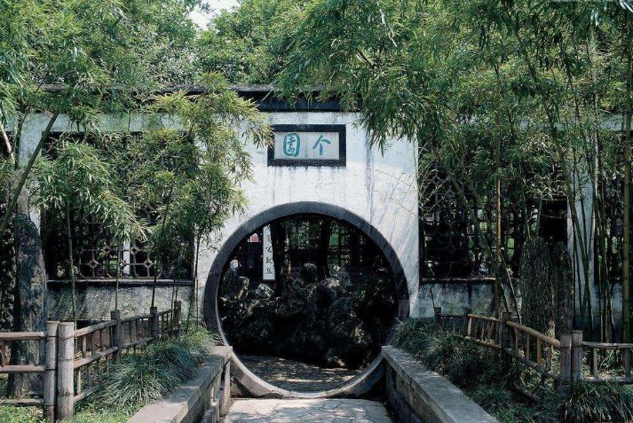 你认为文中哪一句话最能概括扬州个园的特点？