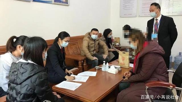 请问父母离婚法院把我判决给爸爸，以后还有义务赡养母亲吗？